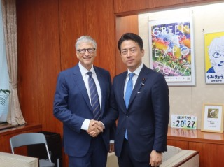 ビル・ゲイツ・ゲイツ財団議長と握手する小泉農林水産大臣