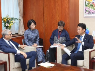 ビル・ゲイツ・ゲイツ財団議長と会談する小泉農林水産大臣