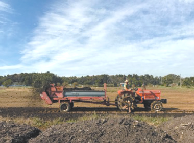 写真:トラクタで畑を進む風景