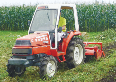 写真:トラクタですき込みをしながら畑を進んでいる作業風景