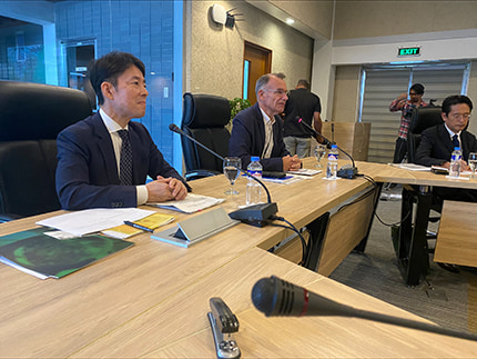 キックオフ会合で議論する出席者たちの写真